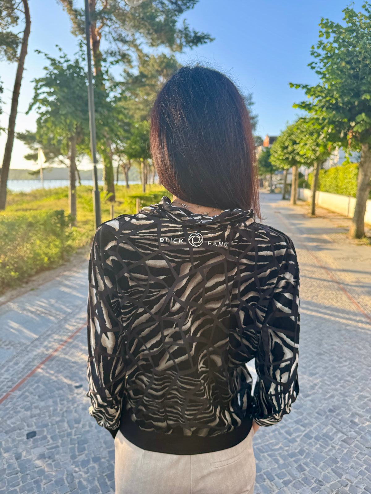 
                  
                    Blickfang Mesh Pullover
                  
                
