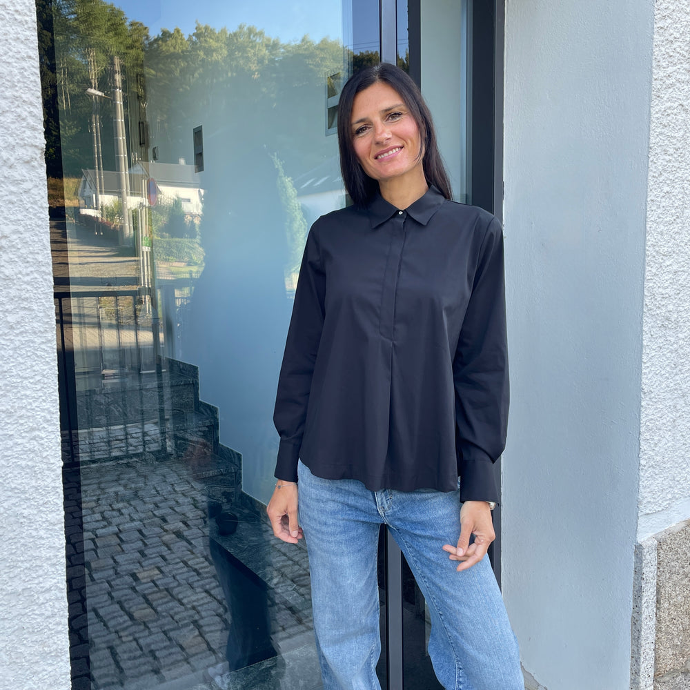 
                  
                    Blickfang Bluse schwarz
                  
                